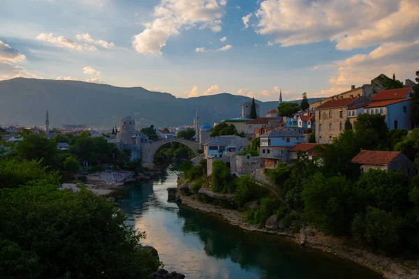 美丽的景色的日落横跨内雷特瓦河在波斯尼亚和黑塞哥维那莫斯塔尔老桥 — 图库照片