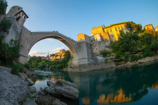 Uma Bela Vista Velha Ponte Outro Lado Rio Neretva Mostar — Fotografia de Stock