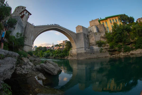 Όμορφη Θέα Την Παλιά Γέφυρα Απέναντι Από Τον Ποταμό Νερέτβα — Φωτογραφία Αρχείου