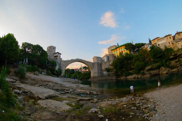 ネレトバ川沿いのモスタル ボスニア ヘルツェゴビナ 古い橋 夕日の美しいビュー — ストック写真