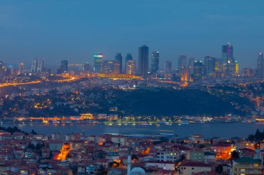 15 Temmuz Şehitler Köprüsü (15 Temmuz Sehitler Koprusu). İstanbul Boğazı Köprüsü, gece. İstanbul, Türkiye.