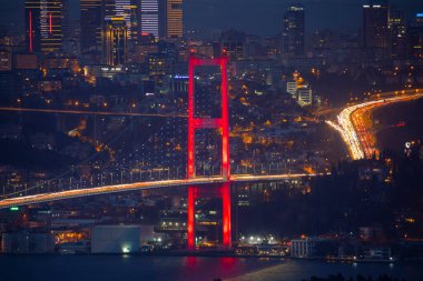 15 Temmuz Şehitler Köprüsü (15 Temmuz Sehitler Koprusu). İstanbul Boğazı Köprüsü, gece. İstanbul, Türkiye.