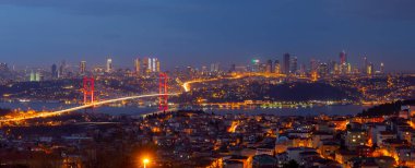 15 Temmuz Şehitler Köprüsü (15 Temmuz Sehitler Koprusu). İstanbul Boğazı Köprüsü, gece. İstanbul, Türkiye.