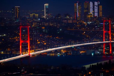 15 Temmuz Şehitler Köprüsü (15 Temmuz Sehitler Koprusu). İstanbul Boğazı Köprüsü, gece. İstanbul, Türkiye.