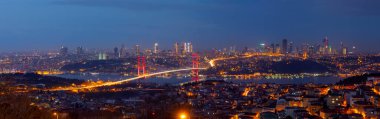 15 Temmuz Şehitler Köprüsü (15 Temmuz Sehitler Koprusu). İstanbul Boğazı Köprüsü, gece. İstanbul, Türkiye.