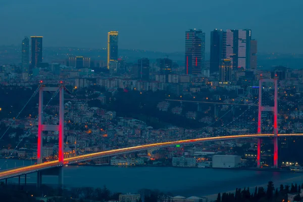 7月15日烈士桥 Temmuz Sehitler Koprusu 伊斯坦布尔博斯普鲁斯桥在晚上 土耳其伊斯坦布尔 — 图库照片