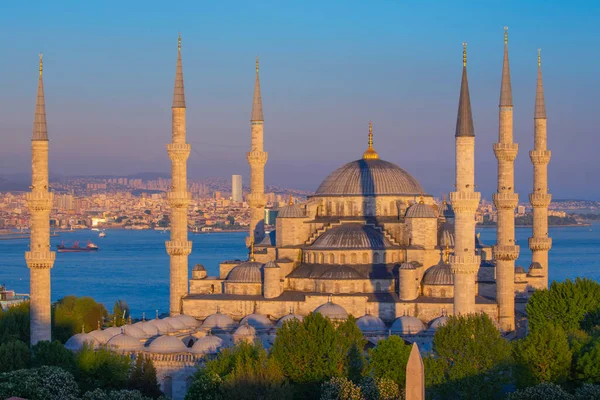stock image Blue Mosque (Sultanahmet Camii), Bosporus and asian side skyline, Istanbul, Turkey