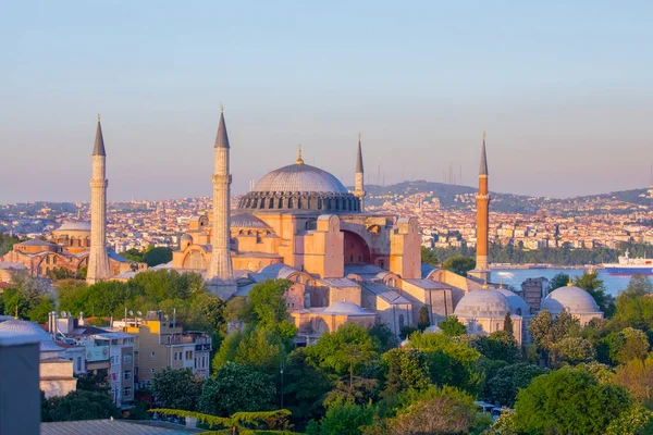 İstanbul 'da Ayasofya' nın güzel manzarası, gün batımında Türkiye 'nin tepesinden