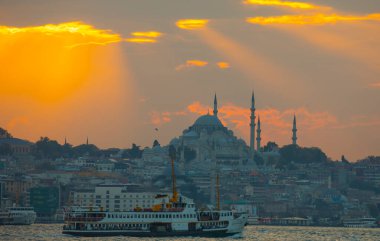 Günbatımı İstanbul, Türkiye 'de Süleyman Camii (Osmanlı İmparatorluğu Camii) ile birlikte. İstanbul 'daki Galata Köprüsü' nden görüntü.