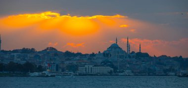 Günbatımı İstanbul, Türkiye 'de Süleyman Camii (Osmanlı İmparatorluğu Camii) ile birlikte. İstanbul 'daki Galata Köprüsü' nden görüntü.