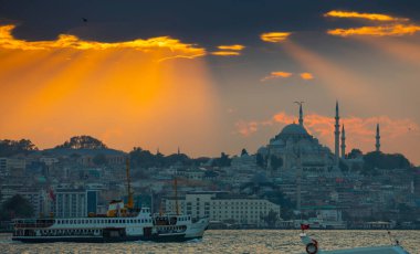 Günbatımı İstanbul, Türkiye 'de Süleyman Camii (Osmanlı İmparatorluğu Camii) ile birlikte. İstanbul 'daki Galata Köprüsü' nden görüntü.