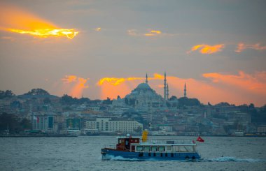 Günbatımı İstanbul, Türkiye 'de Süleyman Camii (Osmanlı İmparatorluğu Camii) ile birlikte. İstanbul 'daki Galata Köprüsü' nden görüntü.