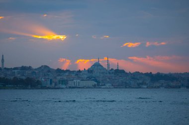 Günbatımı İstanbul, Türkiye 'de Süleyman Camii (Osmanlı İmparatorluğu Camii) ile birlikte. İstanbul 'daki Galata Köprüsü' nden görüntü.