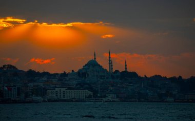 Günbatımı İstanbul, Türkiye 'de Süleyman Camii (Osmanlı İmparatorluğu Camii) ile birlikte. İstanbul 'daki Galata Köprüsü' nden görüntü.