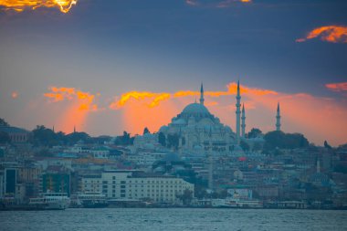 Günbatımı İstanbul, Türkiye 'de Süleyman Camii (Osmanlı İmparatorluğu Camii) ile birlikte. İstanbul 'daki Galata Köprüsü' nden görüntü.