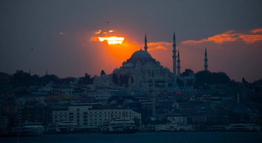 Günbatımı İstanbul, Türkiye 'de Süleyman Camii (Osmanlı İmparatorluğu Camii) ile birlikte. İstanbul 'daki Galata Köprüsü' nden görüntü.