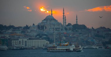 Günbatımı İstanbul, Türkiye 'de Süleyman Camii (Osmanlı İmparatorluğu Camii) ile birlikte. İstanbul 'daki Galata Köprüsü' nden görüntü.