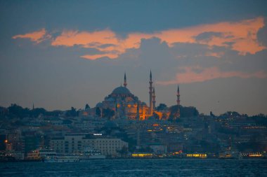 Günbatımı İstanbul, Türkiye 'de Süleyman Camii (Osmanlı İmparatorluğu Camii) ile birlikte. İstanbul 'daki Galata Köprüsü' nden görüntü.