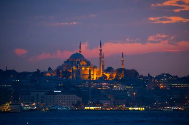 Günbatımı İstanbul, Türkiye 'de Süleyman Camii (Osmanlı İmparatorluğu Camii) ile birlikte. İstanbul 'daki Galata Köprüsü' nden görüntü.