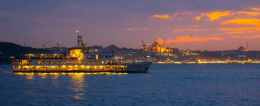 Günbatımı İstanbul, Türkiye 'de Süleyman Camii (Osmanlı İmparatorluğu Camii) ile birlikte. İstanbul 'daki Galata Köprüsü' nden görüntü.