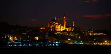 Günbatımı İstanbul, Türkiye 'de Süleyman Camii (Osmanlı İmparatorluğu Camii) ile birlikte. İstanbul 'daki Galata Köprüsü' nden görüntü.