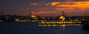Günbatımı İstanbul, Türkiye 'de Süleyman Camii (Osmanlı İmparatorluğu Camii) ile birlikte. İstanbul 'daki Galata Köprüsü' nden görüntü.