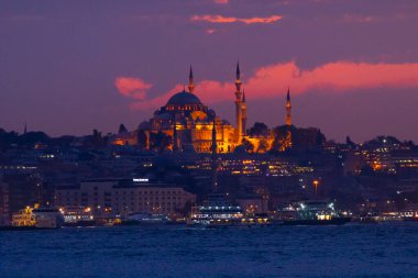 Günbatımı İstanbul, Türkiye 'de Süleyman Camii (Osmanlı İmparatorluğu Camii) ile birlikte. İstanbul 'daki Galata Köprüsü' nden görüntü.
