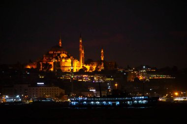 Günbatımı İstanbul, Türkiye 'de Süleyman Camii (Osmanlı İmparatorluğu Camii) ile birlikte. İstanbul 'daki Galata Köprüsü' nden görüntü.