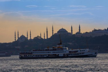 Türkiye, İstanbul ve yerel yüksek hızlı feribot veya deniz otobüsleri, su yollarının Boğazı boyunca seyahat eden yolcu ve turistleri ağırlıyor. Arka planda Mavi Cami, Ayasofya ve Topkapı Sarayı.