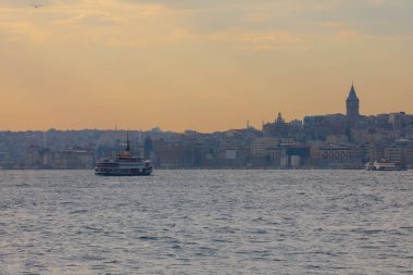 Türkiye, İstanbul ve yerel yüksek hızlı feribot veya deniz otobüsleri, su yollarının Boğazı boyunca seyahat eden yolcu ve turistleri ağırlıyor. Arka planda Mavi Cami, Ayasofya ve Topkapı Sarayı.