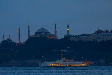 Türkiye, İstanbul ve yerel yüksek hızlı feribot veya deniz otobüsleri, su yollarının Boğazı boyunca seyahat eden yolcu ve turistleri ağırlıyor. Arka planda Mavi Cami, Ayasofya ve Topkapı Sarayı.
