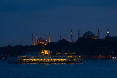 Türkiye, İstanbul ve yerel yüksek hızlı feribot veya deniz otobüsleri, su yollarının Boğazı boyunca seyahat eden yolcu ve turistleri ağırlıyor. Arka planda Mavi Cami, Ayasofya ve Topkapı Sarayı.