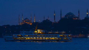 Türkiye, İstanbul ve yerel yüksek hızlı feribot veya deniz otobüsleri, su yollarının Boğazı boyunca seyahat eden yolcu ve turistleri ağırlıyor. Arka planda Mavi Cami, Ayasofya ve Topkapı Sarayı.