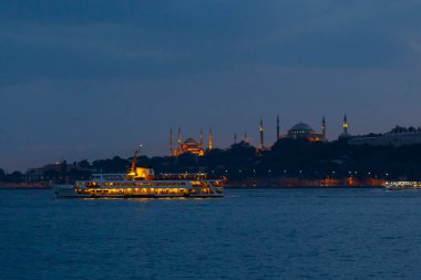 Türkiye, İstanbul ve yerel yüksek hızlı feribot veya deniz otobüsleri, su yollarının Boğazı boyunca seyahat eden yolcu ve turistleri ağırlıyor. Arka planda Mavi Cami, Ayasofya ve Topkapı Sarayı.