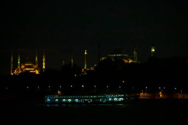 Türkiye, İstanbul ve yerel yüksek hızlı feribot veya deniz otobüsleri, su yollarının Boğazı boyunca seyahat eden yolcu ve turistleri ağırlıyor. Arka planda Mavi Cami, Ayasofya ve Topkapı Sarayı.