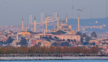 Camlica Camii, Ayasofya Camisi ve Sultanahmet Camii aynı çerçevede, İstanbul 'da eşsiz bir gün fotoğrafı.