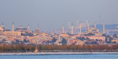 Camlica Camii, Ayasofya Camisi ve Sultanahmet Camii aynı çerçevede, İstanbul 'da eşsiz bir gün fotoğrafı.