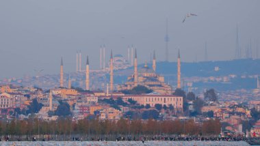 Camlica Camii, Ayasofya Camisi ve Sultanahmet Camii aynı çerçevede, İstanbul 'da eşsiz bir gün fotoğrafı.