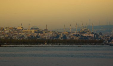 Camlica Camii, Ayasofya Camisi ve Sultanahmet Camii aynı çerçevede, İstanbul 'da eşsiz bir gün fotoğrafı.