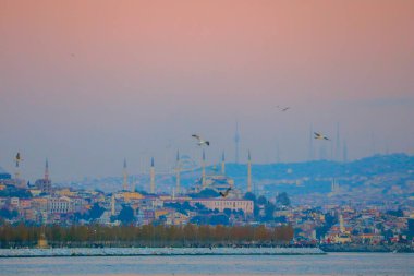 Camlica Camii, Ayasofya Camisi ve Sultanahmet Camii aynı çerçevede, İstanbul 'da eşsiz bir gün fotoğrafı.