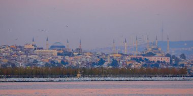 Camlica Camii, Ayasofya Camisi ve Sultanahmet Camii aynı çerçevede, İstanbul 'da eşsiz bir gün fotoğrafı.
