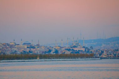 Camlica Camii, Ayasofya Camisi ve Sultanahmet Camii aynı çerçevede, İstanbul 'da eşsiz bir gün fotoğrafı.