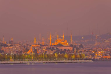 Camlica Camii, Ayasofya Camisi ve Sultanahmet Camii aynı çerçevede, İstanbul 'da eşsiz bir gün fotoğrafı.