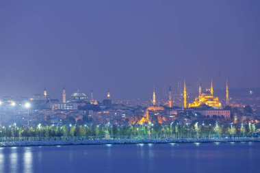 Camlica Camii, Ayasofya Camisi ve Sultanahmet Camii aynı çerçevede, İstanbul 'da eşsiz bir gün fotoğrafı.