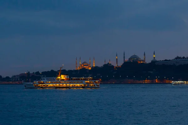 トルコ イスタンブール 地元の高速フェリーや海のバスは 水路のボスポラスセクションに沿って通勤者や観光客をシャトルします 青モスク ハギア ソフィア トプカピ宮殿を背景に — ストック写真