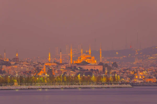 同じフレーム ユニークな一日イスタンブールの写真でCamlicaモスク ハギアソフィアモスクとスルタナメットモスク — ストック写真