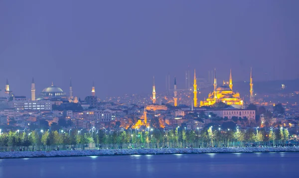 Camlica Camii, Ayasofya Camisi ve Sultanahmet Camii aynı çerçevede, İstanbul 'da eşsiz bir gün fotoğrafı.