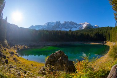 İnanılmaz doğa manzarası. Lago di Carezza Gölü ya da Dolomite Alpleri, Dolomitler, Tyrol, İtalya 'daki dağların yansıması olan Karersee. İdeal dinlenme yeri kavramı. Popüler seyahat hedefi.