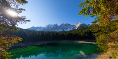 İnanılmaz doğa manzarası. Lago di Carezza Gölü ya da Dolomite Alpleri, Dolomitler, Tyrol, İtalya 'daki dağların yansıması olan Karersee. İdeal dinlenme yeri kavramı. Popüler seyahat hedefi.