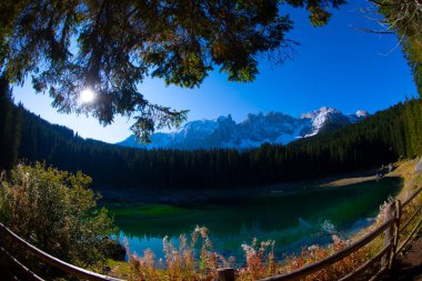 İnanılmaz doğa manzarası. Lago di Carezza Gölü ya da Dolomite Alpleri, Dolomitler, Tyrol, İtalya 'daki dağların yansıması olan Karersee. İdeal dinlenme yeri kavramı. Popüler seyahat hedefi.